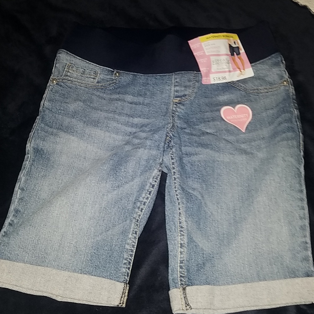 Maternity shorts size 4-6 Bermuda style NWT